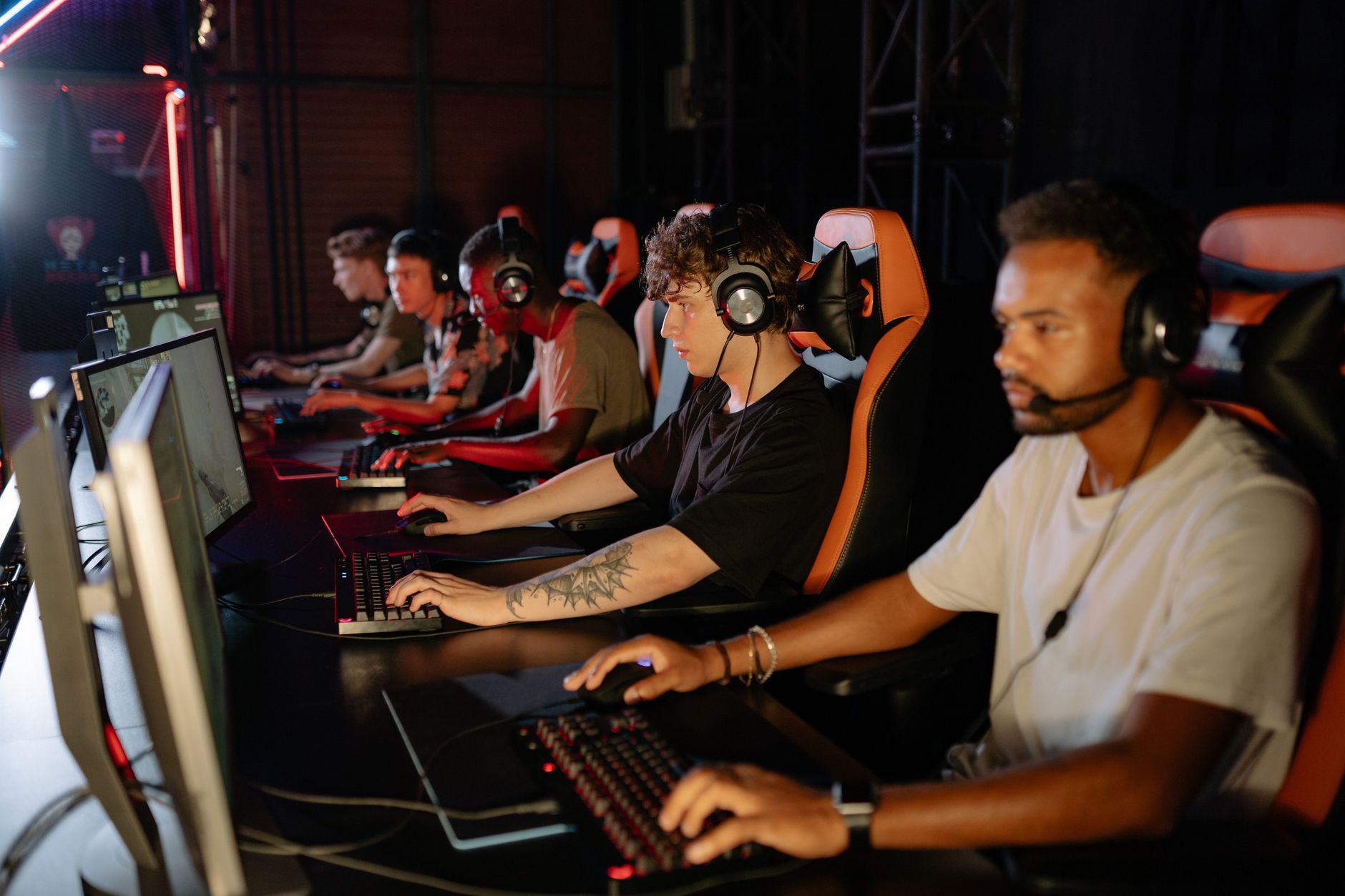 Fiatal játékosok egy e-sport versenyen a gépterem előtt