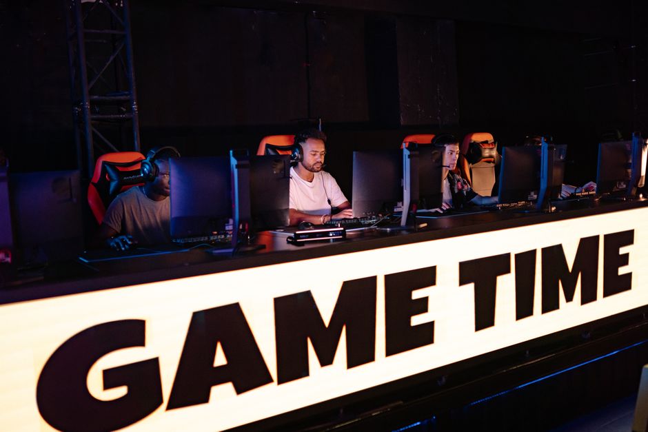 Csapatban versenyző játékosok egy e-sport tornán