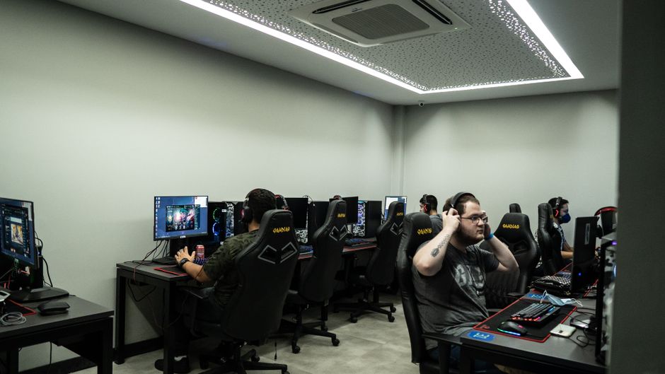 Játékosok csoportja egy modern e-sport központban