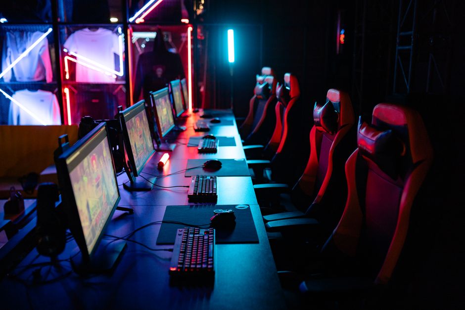 Csúcskategóriás gamer gépek RGB-világítással és székekkel